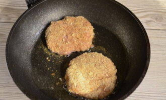 Varm vegetabilsk olje godt i en stekepanne. Velg mengden selv. Legg schnitzlene i varm olje og stek på begge sider, først over sterk varme, for å danne en skorpe. Reduser deretter varmen og gjør dem klare.