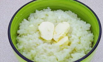 Anschließend den Behälter vorsichtig herausnehmen und den Brei in Portionsschalen füllen. Ein Stück Butter hinzufügen und genießen. Guten Appetit!