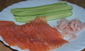 Peel the cucumber and cut into thin longitudinal pieces. Boil the shrimp.