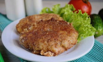 Overfør de tilberedte hakkede svineschnitzler til portionsanretninger og server med ethvert tilbehør.Overskydende olie kan fjernes med servietter.