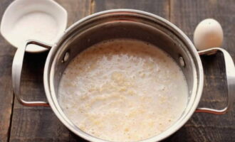 Unter gelegentlichem Rühren kochen, bis das Müsli vollständig weich ist. Der Brei brennt leicht an, vergessen Sie also nicht, gründlich umzurühren. Beim Kochen können Sie den Brei mit einem Deckel abdecken, damit die Masse nicht spritzt.