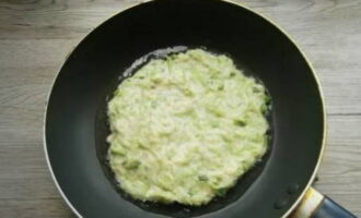 Heat a small amount of vegetable oil in a frying pan, add some dough and flatten it into a pancake.