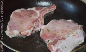 Fry the seasoned pork in vegetable oil until golden brown, about 30-40 seconds.