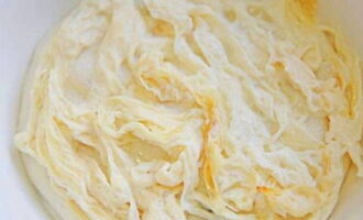 Pegue um recipiente resistente ao calor de tamanho adequado. Coloque a semolina e a espuma de leite em camadas, polvilhe a camada superior com açúcar. Leve a assadeira ao forno, pré-aquecido a 200 graus, por 10 minutos.