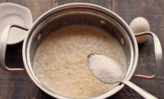 Während des Kochens Zucker nach Geschmack hinzufügen.Ungefähr nach dem Hinzufügen der Milch den Brei fünfzehn bis zwanzig Minuten lang kochen.