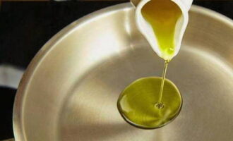 Pour vegetable oil into a saucepan.