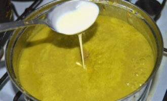 Return the puree soup to the heat, pour in the cream, add spices to taste. Bring the soup to a boil and turn off the heat.