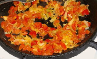 Add onion to it, fry for two minutes. Next, add tomatoes and bell peppers, mix and simmer for five minutes.