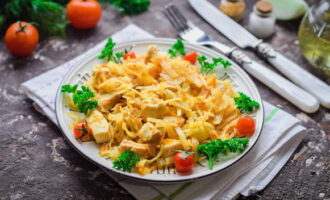 At the end, add chopped garlic, stir and simmer for another 5 minutes. Serve hot stewed cabbage with chicken with sour cream and black bread.