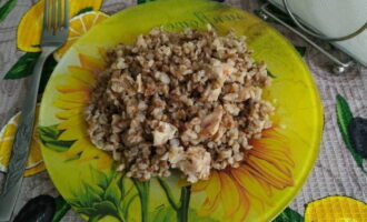 After half an hour, mix the buckwheat again, take a sample and serve, placing it in portioned plates.