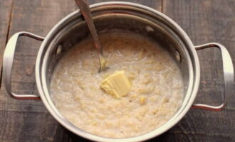 Butter zum vorbereiteten heißen Brei geben, Deckel schließen und weitere zehn Minuten ruhen lassen.