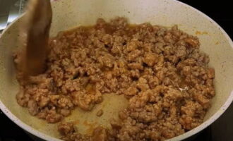 Mix the minced meat with the sauce and turn off the heat after it boils.