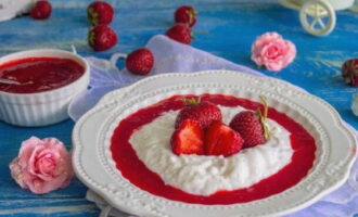 Servieren Sie den gefrorenen Pudding mit Erdbeersauce garniert auf dem Tisch.