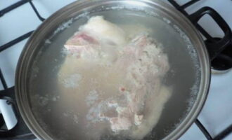 ¿Cómo cocinar una sopa de pavo sencilla y sabrosa? Coloque la carne de ave en una cacerola, llénela con agua y hierva hasta que esté cocida.