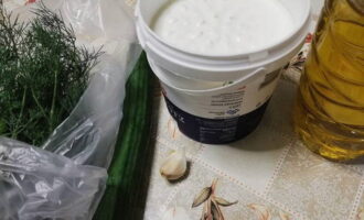 La salsa tzatziki classica è molto semplice da preparare. Prepariamo i prodotti necessari. Laviamo le verdure e il cetriolo, sbucciamo gli spicchi d'aglio.