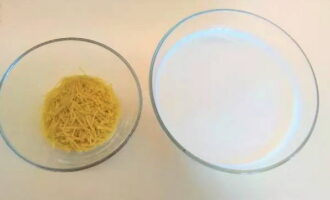 How to quickly cook milk soup with noodles? Let's measure out the required amount of main ingredients.