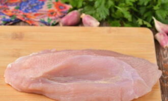 How to cook juicy and soft chopped turkey cutlets in a frying pan? Rinse the meat thoroughly under running water and dry it with paper towels.