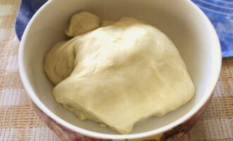 Is manti with pumpkin very easy to prepare? Knead a thick dough from flour, water, eggs and salt. Leave it for an hour in a warm place.