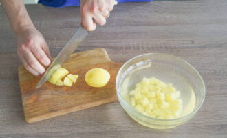 How to cook a simple and tasty Lenten soup? First, thoroughly rinse the split peas under running water, then transfer them to a separate container, fill them with cold water and let them stand for an hour. At this time, peel and wash the potatoes well, then cut them into small cubes.