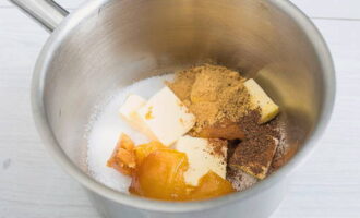 Hoe bak je thuis klassieke peperkoekkoekjes? Neem om te beginnen een kleine steelpan of steelpan en doe daar honing, kristalsuiker, boter en alle kruiden in.