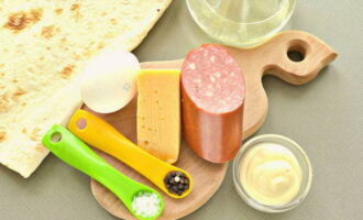 Hoe lavash-enveloppen koken in een koekenpan met verschillende vullingen? Laten we de benodigde ingrediënten bereiden volgens de lijst.