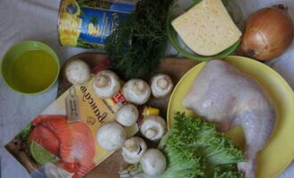 How to make a salad with chicken, pineapple and mushrooms? Let's prepare all the ingredients according to the list. Wash the mushrooms and herbs thoroughly.