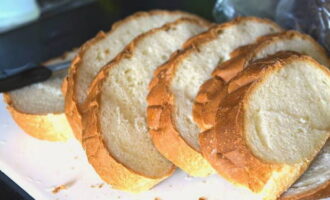 I toast con uova e latte in padella sono molto facili da preparare. È conveniente utilizzare una pagnotta pretagliata. In caso contrario, tagliare il prodotto adatto a fettine sottili con un coltello affilato (non più di un centimetro di spessore).