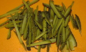 Pickled cucumbers are cut similarly to meat. If they contain a lot of juice, place the slices in a colander to remove excess liquid. Then added to the meat. 