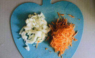 How to deliciously and simply prepare stewed vegetables? We peel the onions and carrots, and then finely chop them. We recommend grating the carrots on a coarse grater.