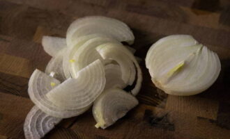 The peeled onion is chopped into half rings, poured with cold water in a separate bowl, and then lightly squeezed. Add to other ingredients. 