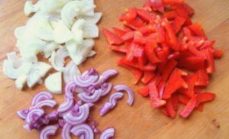 How to make a salad with chicken and beans? Cut the red and onion halves into thin half rings, remove the seeds and stems from the bell pepper and cut into strips.