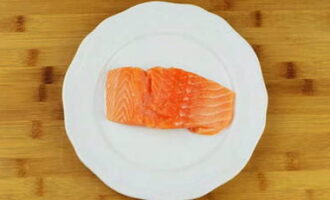 How to deliciously bake fish in the oven? Rinse the salmon fillet under running water and pat dry with paper towels, remove the bones and remove the skin.