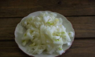 How to cook stewed potatoes with chicken? Peel two onions and cut into cubes.