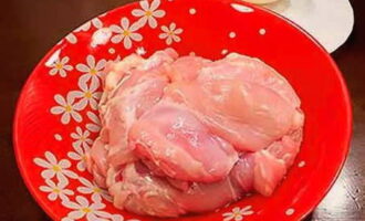 How to cook chicken with potatoes in a slow cooker? Rinse the chicken thoroughly under running water, separate the meat from the bones and dry with paper towels.