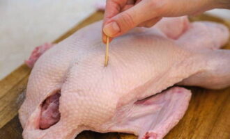 How to deliciously bake a duck in a sleeve in the oven? We thoroughly wash the bird and make several punctures in it with a toothpick.