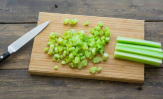 How to make a delicious celery salad? Wash the celery stalks well under running water, dry them on a paper towel and cut them into small cubes.