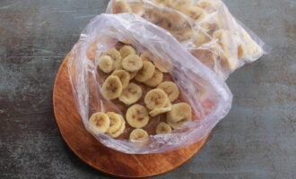 Wash the bananas well under running water, dry them on a paper towel and peel them. Next, we break or cut them into small pieces, put them in a plastic bag and put them in the freezer for 15-20 minutes.