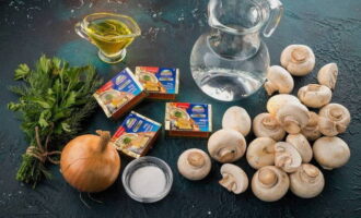 How to cook cheese soup with mushrooms? Let's prepare the necessary products. Wash the champignons thoroughly under water.