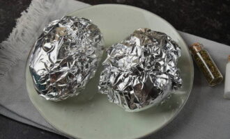 How to prepare potato crumbs with filling at home? Select two potatoes and wash them with running water. Wipe with paper towels. Preheat the oven to 180 degrees. Cut a couple of small pieces from a roll of foil into which to wrap the potatoes. Place it on a baking sheet and put it in the oven for 45 minutes.