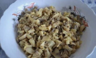 How to prepare Man's Tears salad according to the classic recipe? Finely chop the canned champignons.