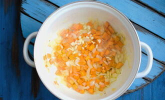 How to make a simple and delicious red lentil soup? First, thoroughly rinse the red lentils under running water. Peel the onions and carrots and chop finely. Cut the peeled and washed potatoes into small cubes.Heat vegetable oil in a saucepan and fry the onion in it until golden brown. Next, add carrots and potatoes, mix and fry for a couple more minutes. Then we add chopped garlic cloves to the vegetables.