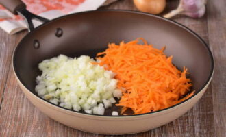 How to cook halved stuffed peppers in the oven? Let's start processing onions and carrots. We remove the skins from the onion heads and try to chop it as finely as possible. Cut off the top layer of carrots and cut off the end to which the stalk is attached. We wash the carrots in running water very thoroughly so that no dirt remains. Grate on a coarse grater.