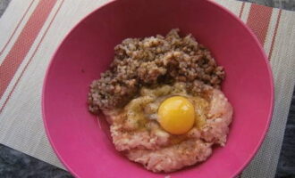 It’s very easy to prepare buckwheat with minced meat in a frying pan. Cook buckwheat in water in a ratio of one to two, cool it. Place two types of minced meat and pre-boiled buckwheat in a deep bowl.Break an egg here, add salt and pepper.