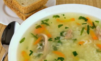 Despeje a sopa pronta em tigelas e sirva com pão fresco. Bom apetite!