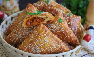 Place the baking sheet with the pies in the oven. Bake the pieces for 20 minutes. When the preparations are browned, turn off the oven and take out the baking sheet. Place the pies in a deep plate and let them cool before serving.