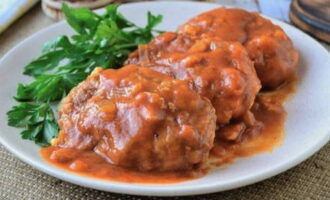 Juicy buckwheat cakes in tomato paste are ready!