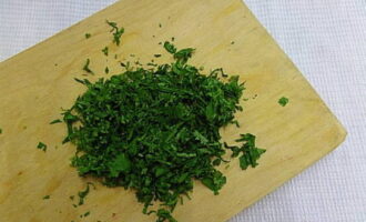 Sasmalciniet nomazgāto cilantro.