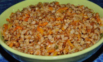 Transfer the onions and carrots from the frying pan to a free container and add buckwheat to them. Mix the ingredients. Buckwheat minced meat is ready.