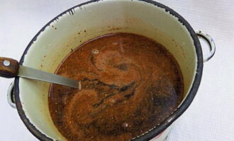 Pour the cooled water from the cauldron into the pan. Add salt, sugar, vinegar, soy sauce and ground peppers. Mix thoroughly.