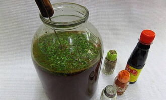 For convenience, you can pour the brine into a jar. We also send cilantro and sesame here.Place in the refrigerator to cool completely.